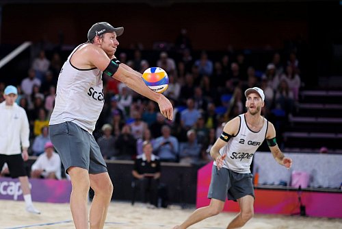 Nils Ehlers (l) und Clemens Wickler während des Halbfinalspiels der Beachvolleyball-WM. - © Matt Turner/AAP/dpa