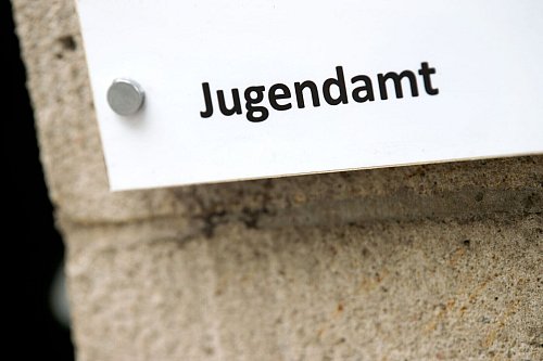 2023 wurden in NRW mindestens 16.300 Minderjährige in Obhut genommen. - © Arno Burgi/dpa-Zentralbild/dpa