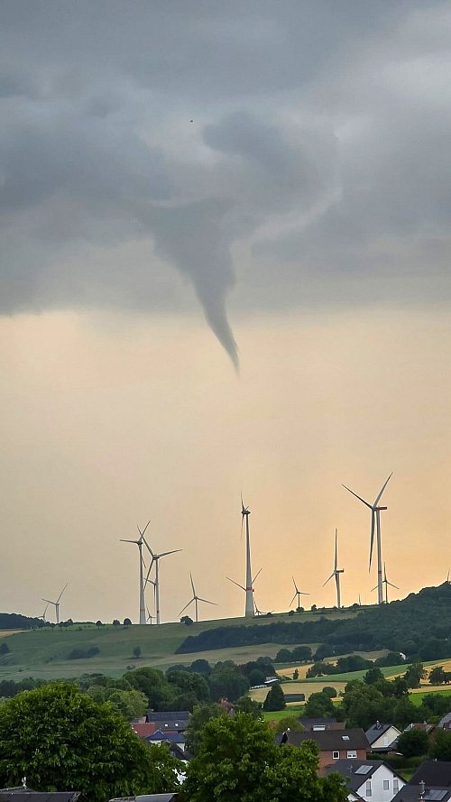 Unter einer Gewitterwolke hat sich in Altenbeken im Kreis Paderborn eine Windhose gebildet. - © Sebastian Hansen/Blaulichtrheinlandnrw/dpa