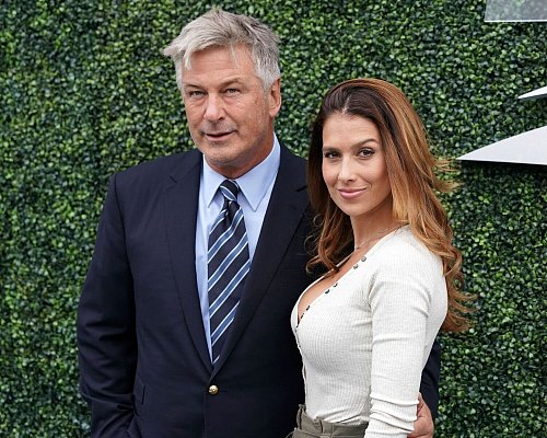 Alec Baldwin und seine Frau Hilaria Baldwin gehen zur Wahlurne. (Archivbild) - © Greg Allen/Invision/dpa