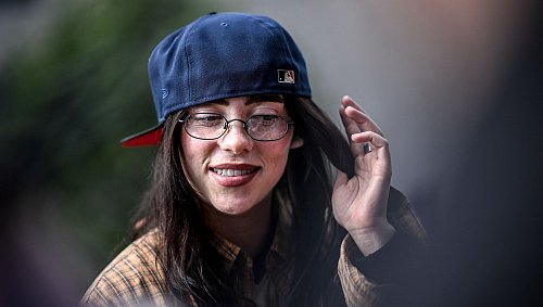 Sängerin Billie Eilish bittet ihre Fans, bei der US-Wahl mitzumachen. (Archivbild) - © Britta Pedersen/dpa