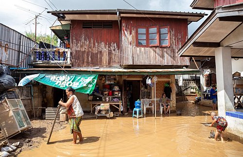 Zum zweiten Mal innerhalb weniger Tage steht die Tempelstadt unter Wasser. - © Pongmanat Tasiri/SOPA Images via ZUMA Press Wire/dpa