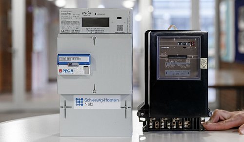 Digital versus analog: Der Stromzähler links hat ein Smart-Meter, rechts daneben steht ein herkömmlicher Stromzähler. - © Markus Scholz/dpa/dpa-tmn