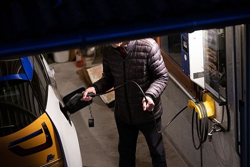 Wer sein E-Auto zu Hause auflädt, sollte ein Smart Meter haben. - © Marijan Murat/dpa/dpa-tmn