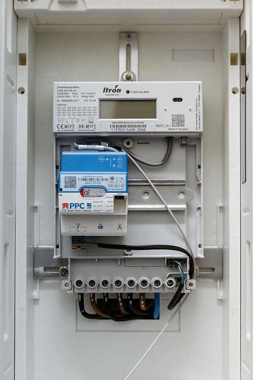 Im Schaltkasten hängt ein digitaler Stromzähler - dank Smart Meter kann er den Zählerstand automatisch übermitteln. - © Markus Scholz/dpa/dpa-tmn