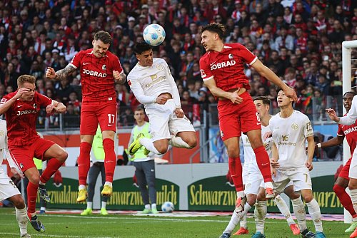 Nadiem Amiri ist vor der SC-Defensive am Ball. - © Philipp von Ditfurth/dpa