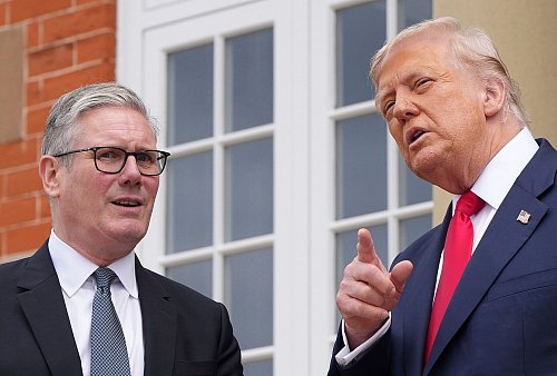US-Präsident Trump droht Russland mit einer Fristverkürzung bei den Zöllen. - © Christopher Furlong/Pool Getty Images Europe/AP/dpa