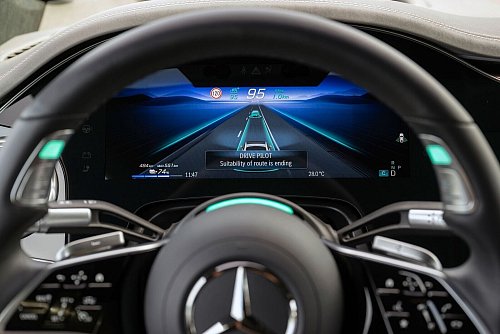 Bereit sein: Hier zeigt das Display an, dass der Fahrer das Steuer bald wieder selbst übernehmen muss. - © Mercedes-Benz AG/dpa-tmn