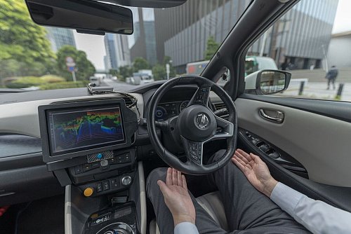 Nicht am Rad drehen: Denn das will dieser Versuchswagen von Nissan auch in komplexen Stadtumgebungen selbst problemlos schaffen. - © Nissan/dpa-tmn