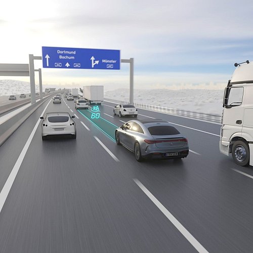 In bestimmten Verkehrssituationen kann der Drive Pilot von Mercedes bis zu einem bestimmten Tempo Fahraufnahmen übernehmen. - © Mercedes-Benz AG/dpa-tmn