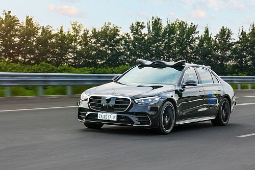 Voll automatisierte Systeme: Für einen künftigen Betrieb sind viele Versuchsfahrten nötig. - © Mercedes-Benz AG/dpa-tmn