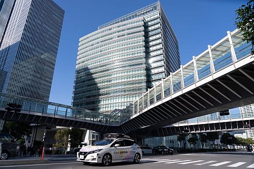 Urbaner Test: Dieser Prototyp auf Basis eines Nissan Leaf verfügt über 14 Kameras, zehn Radar- und sechs Lidar-Sensoren, um sich den Weg durch komplexen städtische Umgebungen zu bahnen. - © Toru Hanai/Nissan/dpa-tmn