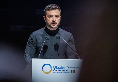 Der ukrainische Präsident Wolodymyr Selenskyj wirbt in Rom für eine «Koalition zum Wiederaufbau». - © Michael Kappeler/dpa