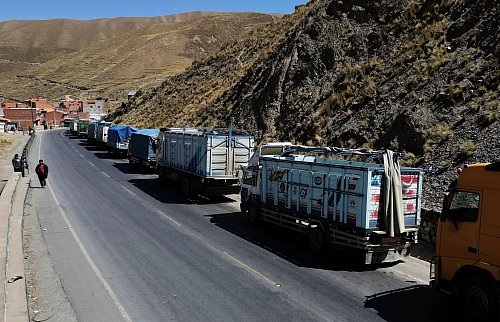 Treibstoffmangel prägt den Alltag der Bolivianer. (Archivfoto) - © Juan Karita/AP/dpa