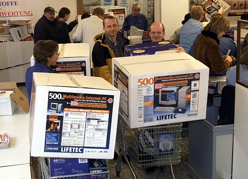 Das gute Preis-Leistungs-Verhältnis der Aldi-PCs lockte viele Kunden an. (Archivbild) - © picture-alliance / dpa
