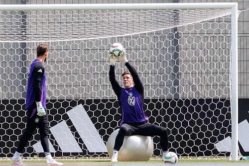 Marc-André ter Stegen (r) beim Training der Nationalmannschaft für sein Länderspiel-Comeback. - © Daniel Karmann/dpa