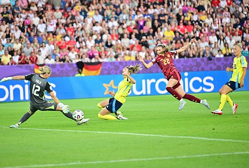 Da war noch alles in Ordnung für die DFB-Auswahl: Jule Brand (in Rot) erzielt das 1:0. - © Sebastian Christoph Gollnow/dpa