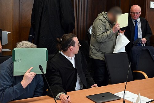 Allein in der Wohnung eines der Männer wurden laut Anklage rund 75.000 kinderpornografische Bilddateien gefunden. - © Federico Gambarini/dpa