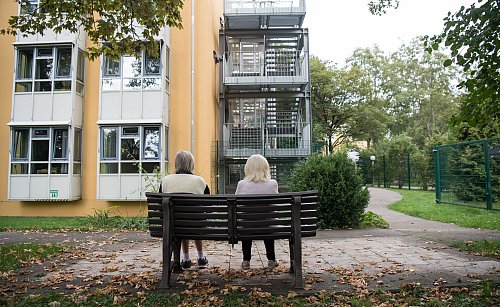 Auch wenn ein Satz mal länger dauert: nicht unterbrechen. Geduld hilft bei der Kommunikation mit Menschen, die an Demenz erkrankt sind. - © Peter Kneffel/dpa