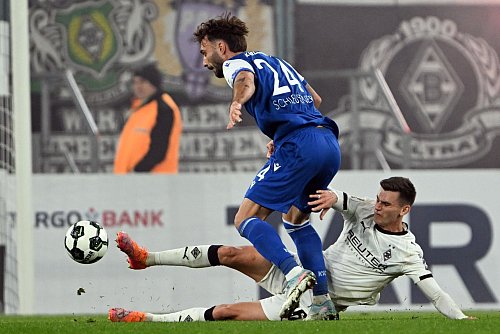 Meistens einen Tick eher am Ball als der Gegner: Borussia-Profi Yannik Engelhardt (r) und seine Mitspieler. - © Federico Gambarini/dpa