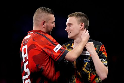 Nathan Aspinall beendete den deutschen Darts-Traum. - © John Walton/PA Wire/dpa
