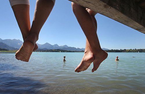 Berührt ein Zeh beim Beine-Baumeln die Wasseroberfläche, kann es in seltenen Fällen vorkommen, dass ein Hecht ihn für einen Fisch hält. - © Karl-Josef Hildenbrand/dpa/dpa-tmn
