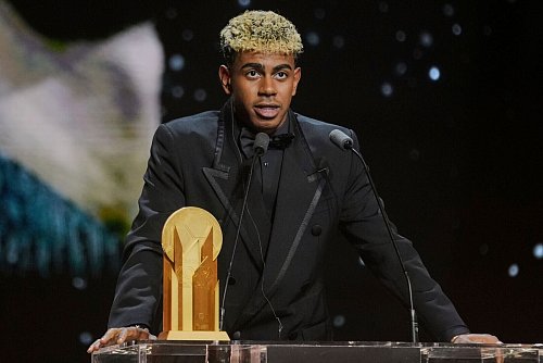 Lamine Yamal vom FC Barcelona durfte zumindest die Auszeichnung als bester Nachwuchsspieler entgegennehmen. - © Thibault Camus/AP/dpa