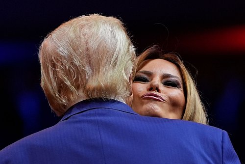 Seltener Auftritt: Auch Melania Trump unterstützte ihren Mann in New York. - © Julia Demaree Nikhinson/AP/dpa