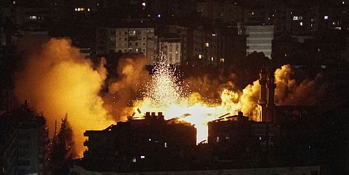 Erneut griff Israels Luftwaffe Ziele im Libanon an. - © Hassan Ammar/AP/dpa