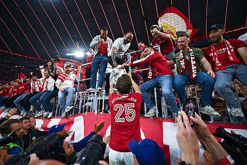 Thomas Müller feiert mit den Fans. - © Tom Weller/dpa