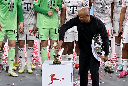 Trainer Vincent Kompany bringt einen Porzellan-Kakadu mit. - © Sven Hoppe/dpa