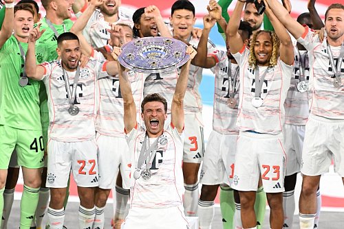 Thomas Müller reckte als erster Bayern-Spieler die Schale in die Höhe. - © Sven Hoppe/dpa
