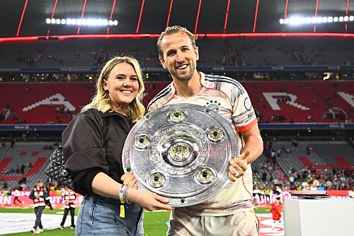 Endlich eine Trophäe: Harry Kane mit Frau Katie Goodland. - © Tom Weller/dpa