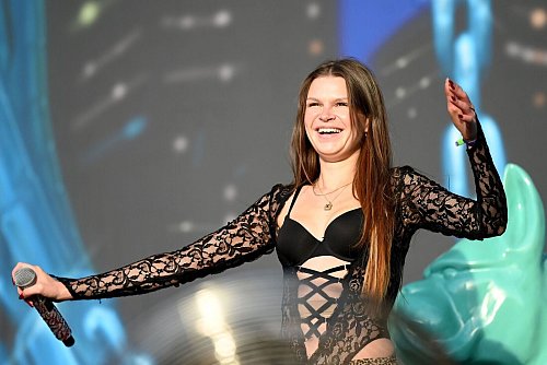 Gerne explizit: Rapperin Ikkimel räumt bei Krone doppelt ab - © David Hammersen/dpa