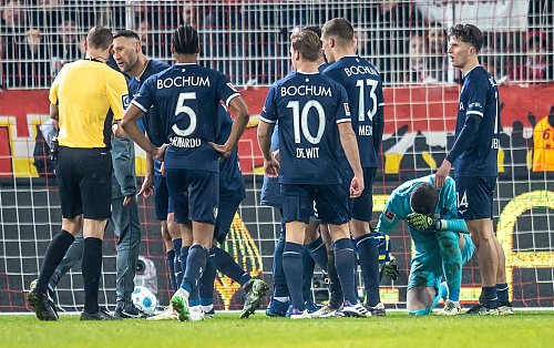Der Torwart wurde lange behandelt. - © Andreas Gora/dpa