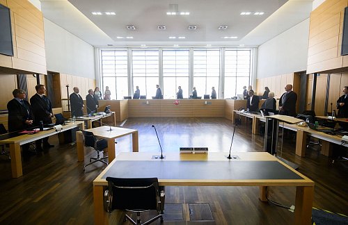 In diesem Gerichtssaal im Landgericht Braunschweig fiel am Montag ein Urteil zur Dieselaffäre bei Volkswagen. (Archivbild) - © Julian Stratenschulte/dpa