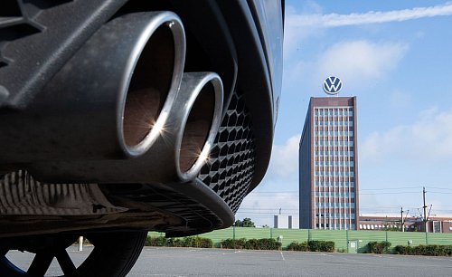 Die Abgas-Affäre stürzte Volkswagen in eine tiefe Krise. (Archivbild) - © Julian Stratenschulte/dpa
