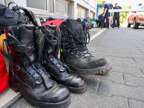 Keine Waldbrandbekämpfung ohne vernünftige Stiefel: Spezialschuhe stehen am Sonntag kurz vor dem Aufbruch Richtung Spanien auf dem Gelände der Feuerwehr Bonn. - © Petra Reuter/dpa