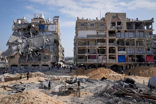 Im Gazastreifen werden noch die sterblichen Überreste von 16 Leichen vermutet. - © Abdel Kareem Hana/AP/dpa