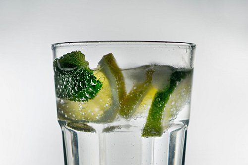 Helfer gegen den Heißhunger: ein großes Glas Wasser, das im besten Falle auch noch schmeckt. Dafür kann man mit Minze und Zitronenscheiben sorgen. - © Franziska Gabbert/dpa-tmn