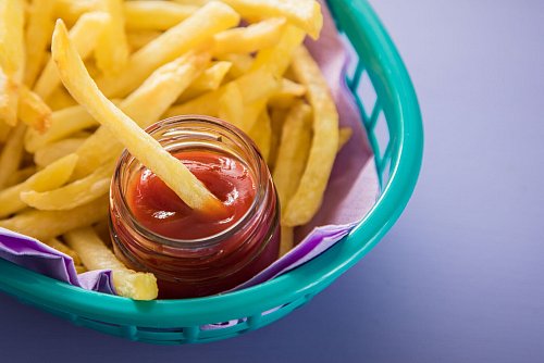 Damit Ketchup richtig lecker schmeckt, helfen die Hersteller mit Zucker nach. - © Christin Klose/dpa-tmn
