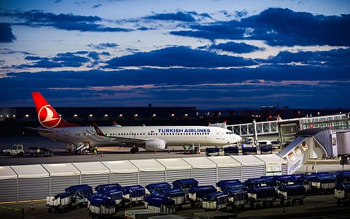 Im September sind bereits zweimal Menschen aus Afghanistan nach Hannover gebracht worden. - © Moritz Frankenberg/dpa