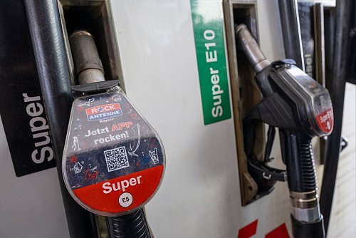 Autofahrer spüren bereits teurere Spritpreise an den Tankstellen. (Archivbild) - © Peter Kneffel/dpa