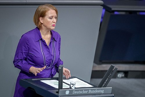 Bundesfamilienministerin Lisa Paus (Grüne) warb am Freitag um Unterstützung für den von den Koalitionsfraktionen vorgelegten Entwurf für ein Gewaltschutzgesetz. - © Kay Nietfeld/dpa