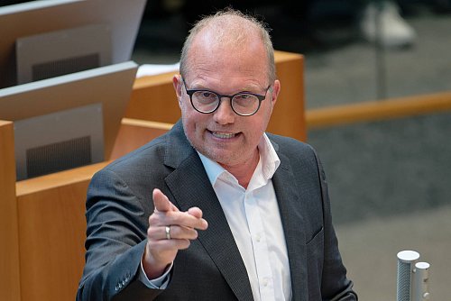 Die SPD-Vorsitzende Bärbel Bas bringt Landtagsfraktionschef Jochen Ott bei der Frage nach der Spitzenkandidatur für die Landtagswahl 2027 ins Spiel. (Archivbild) - © Henning Kaiser/dpa