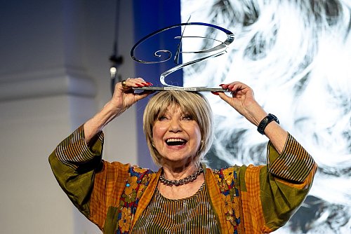 Die Freude ist ihr anzusehen: Judy Winter. - © Fabian Sommer/dpa