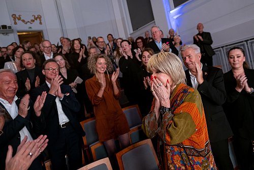 Schauspielerin Judy Winter wird bei der Verleihung des Götz-George-Preises gefeiert. - © Fabian Sommer/dpa