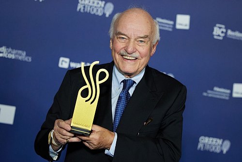 Ein Schauspieler mit vielen Auszeichnungen. - © Jörg Carstensen/dpa