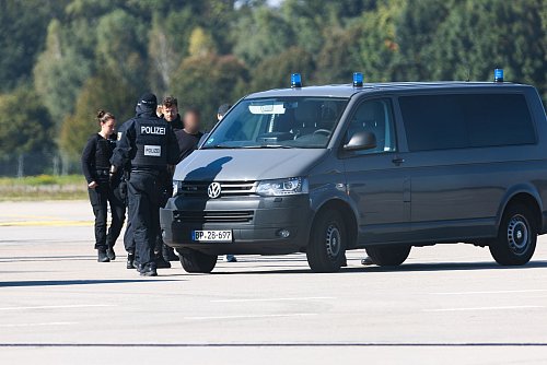 Die Männer wurden zur Haftvorführung nach Karlsruhe gebracht. - © Philipp von Ditfurth/dpa