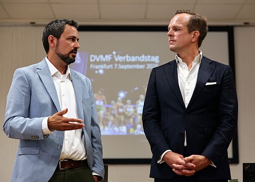 Viel Diskussionsstoff: Leonard Langenkamp (l) und Jan Veder. - © Hannes P. Albert/dpa